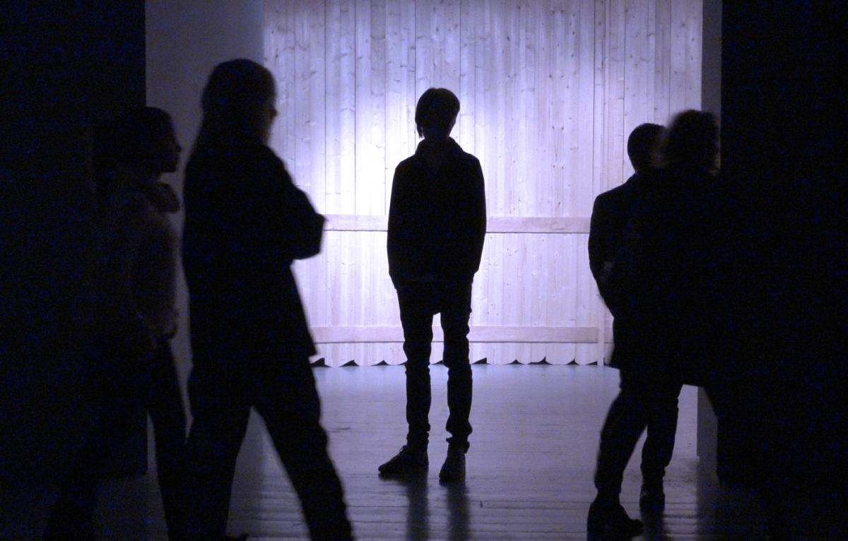 Devant une installation d'art contemporain, la silhouette du commissaire d'exposition Adam Szymczyk